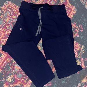 Fig’s women’s technical collection basic scrub pants in navy size medium.